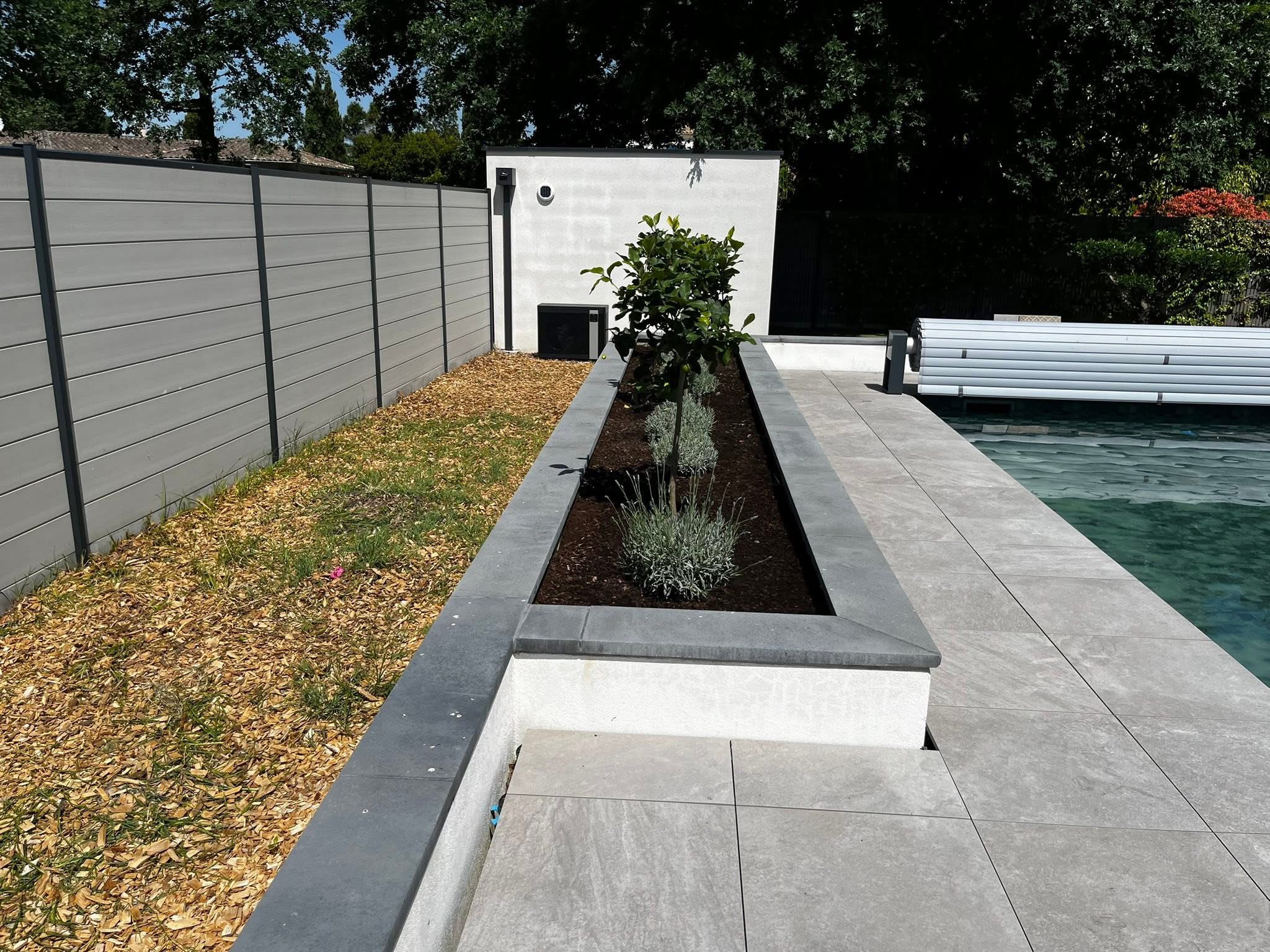 Terrasse piscine jardinière — Brettes Espaces Verts